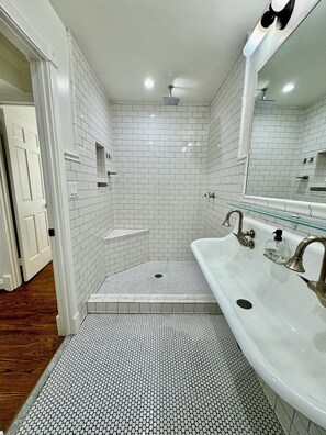 Shower, hair dryer, towels, soap - Beautiful designer-ready 4-bdrm townhome on the best block in DC’s Logan Circle (Washington)