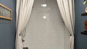 Ein Badezimmer mit Badewanne, Toilette und Duschvorhang.