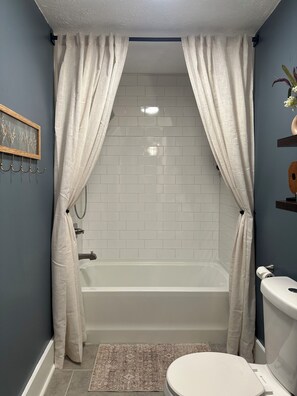 Towels, soap, toilet paper - Beautiful 3-bedroom house with AC in vibrant Nashville (Nashville)