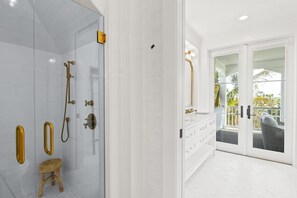Douche, sèche-cheveux, serviettes fournies