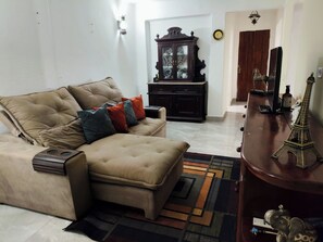 Unclassified image, 3 of 26, button - CostaeCunhaIpe104  (Iguaba Grande)