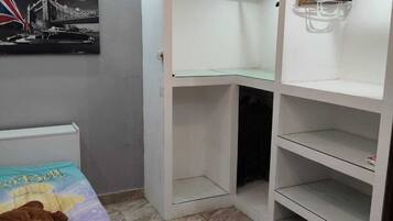 Chambre simple classique | Rideaux d’obscurcissement, fer et planche à repasser