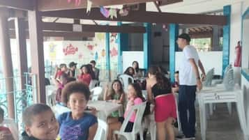 تناول الطعام بالخارج