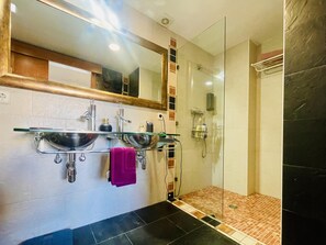 Shower, hair dryer, towels - Binicamps by Costabravaway (Palamos)