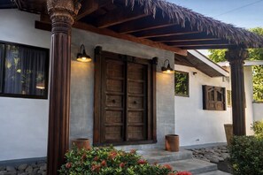 Exterior detail - Oceanfront paradise (Tivives)