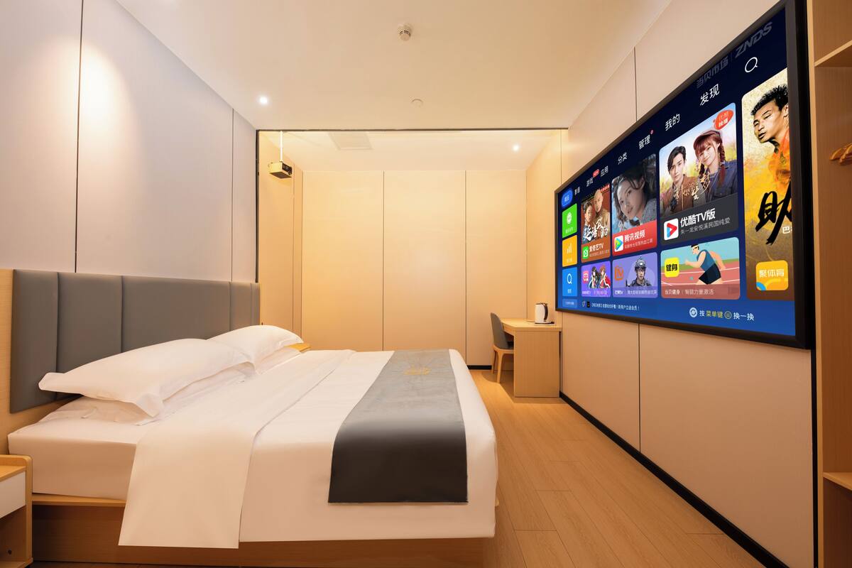 Kamar Double Khas | Meja kerja, ruang kerja ramah laptop, dan tirai kedap cahaya
