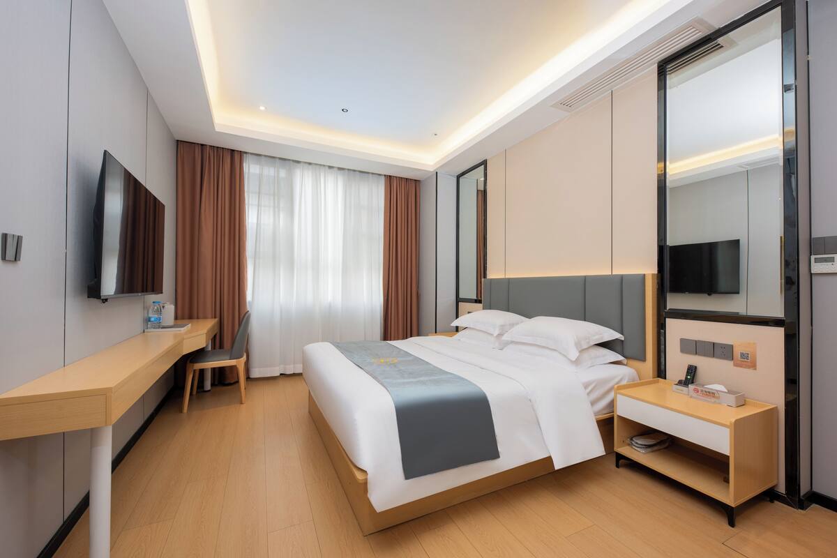 Kamar Double Mewah, pemandangan kota | Meja kerja, ruang kerja ramah laptop, dan tirai kedap cahaya