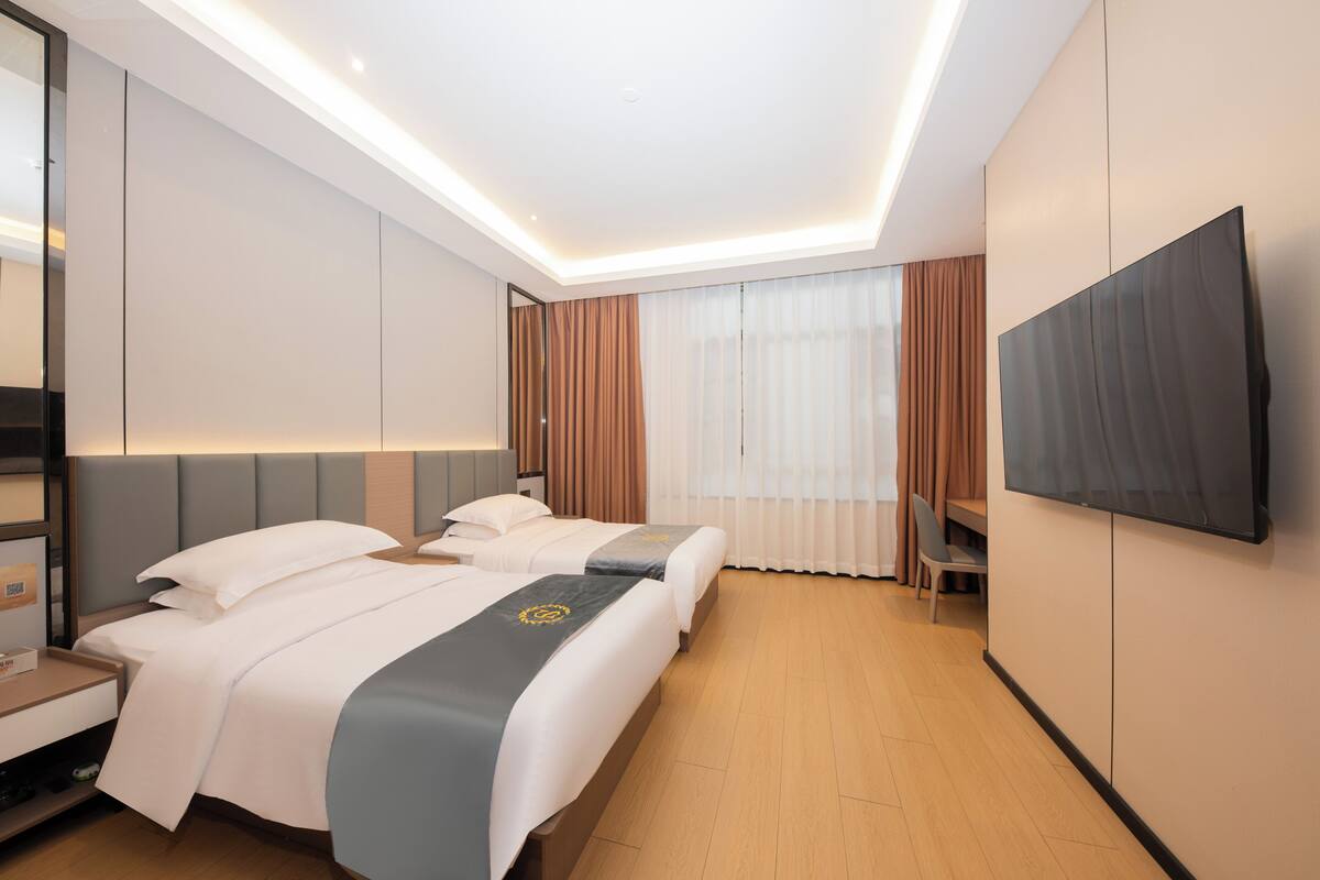 Kamar Twin Mewah, pemandangan kota | Meja kerja, ruang kerja ramah laptop, dan tirai kedap cahaya