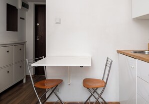 Dining - Wola Karolkowa Cosy Studio (Warszawa)