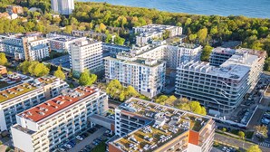 Un edificio residencial alto con varios balcones y vista al mar.