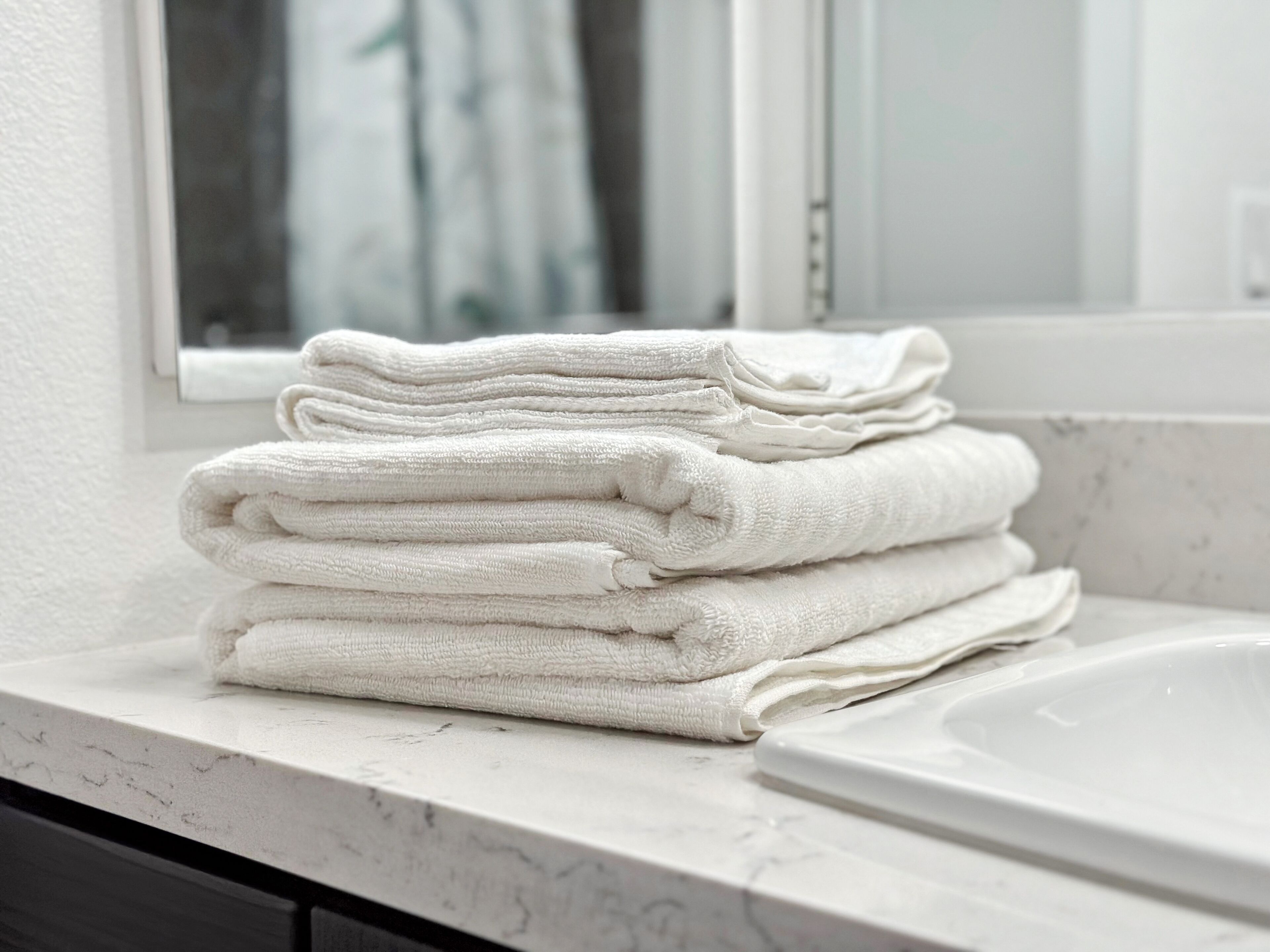 Secadora de cabello, toallas, jabón, papel de baño 