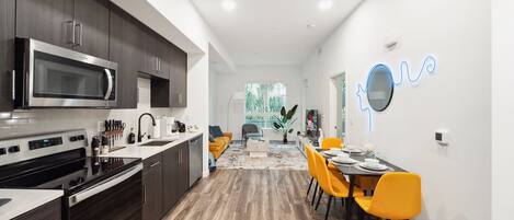 Refrigerador, microondas, parrilla de estufa y lavavajillas