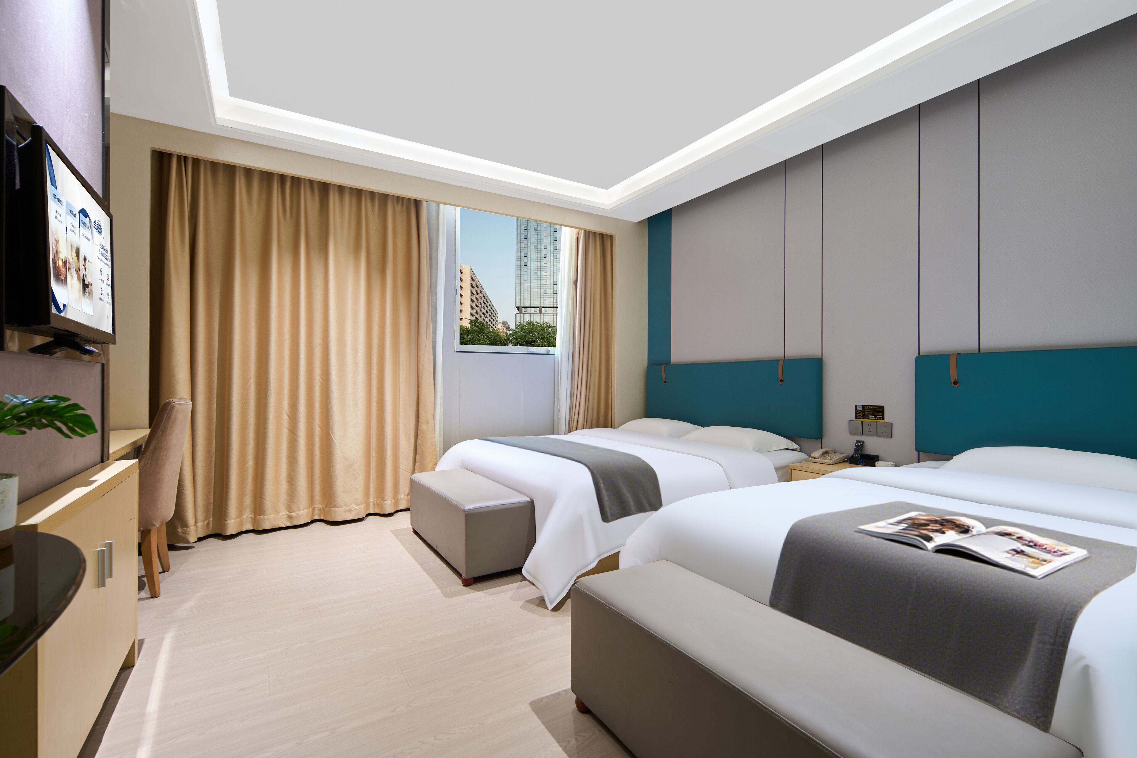 Lyxigt tvåbäddsrum - utsikt mot staden | Skrivbord, arbetsyta för laptop, mörkläggningsgardiner och ljudisolering