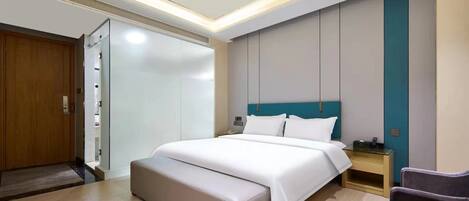 Elite dubbelrum | Skrivbord, arbetsyta för laptop, mörkläggningsgardiner och ljudisolering