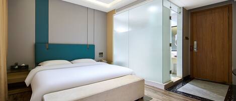 Elite dubbelrum | Skrivbord, arbetsyta för laptop, mörkläggningsgardiner och ljudisolering