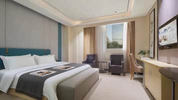 Habitació doble de luxe, vistes a la ciutat | Escriptori, espai de treball apte per a portàtils i cortines opaques