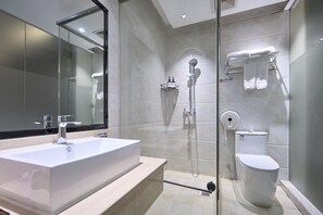 ฝักบัว, ของใช้ในห้องน้ำฟรี, ไดร์เป่าผม, รองเท้าสวมภายในห้อง