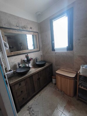 Jetted bath, bidet, towels, soap - Nice villa with pool (Piolenc)