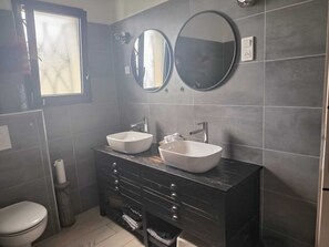 Jetted bath, bidet, towels, soap - Nice villa with pool (Piolenc)