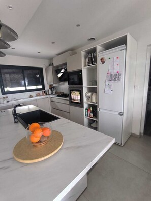 Private kitchen - Nice villa with pool (Piolenc)