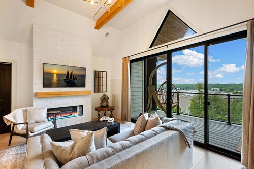 Top-Floor Water Views & Spacious Covered Patio in Sister Bay