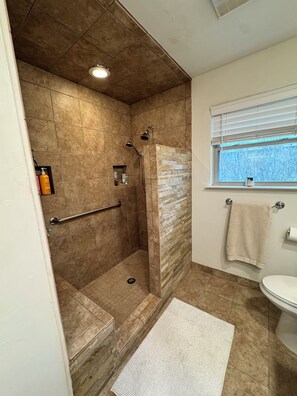 Shower, hair dryer, towels, soap - 15 minutes to ATT Stadium! (Euless)