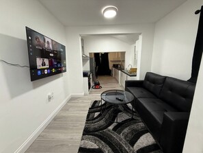 Een televisie en een kantoor