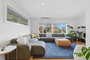 Smart TV, fireplace, video games, books - Taroona Hideaway – 3 Bed House with Sauna (Taroona)