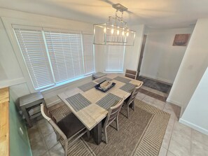 Dining - Awesome 6-bedroom house in quaint Ellsworth perfect for families (Ellsworth)