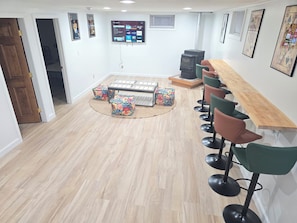 Un salon moderne avec un téléviseur, des sièges et une cheminée.