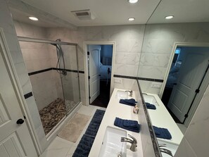 Shower, hair dryer, towels, soap - Peaceful Covina Stay Close to LA, Disney/Work & Adventure (Covina)