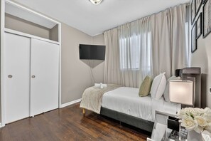 5 slaapkamers, een strijkplank/strijkijzer, reisbedje, gratis wifi