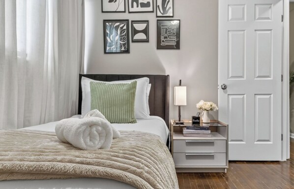 5 habitaciones, tabla de planchar con plancha y cuna de viaje 
