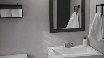 Secador de pelo y toallas