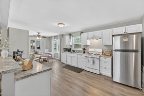 Fridge, microwave, oven, stovetop - Outdoor Cinema • Fire Pit • Grill • Board Games (Kansas City)