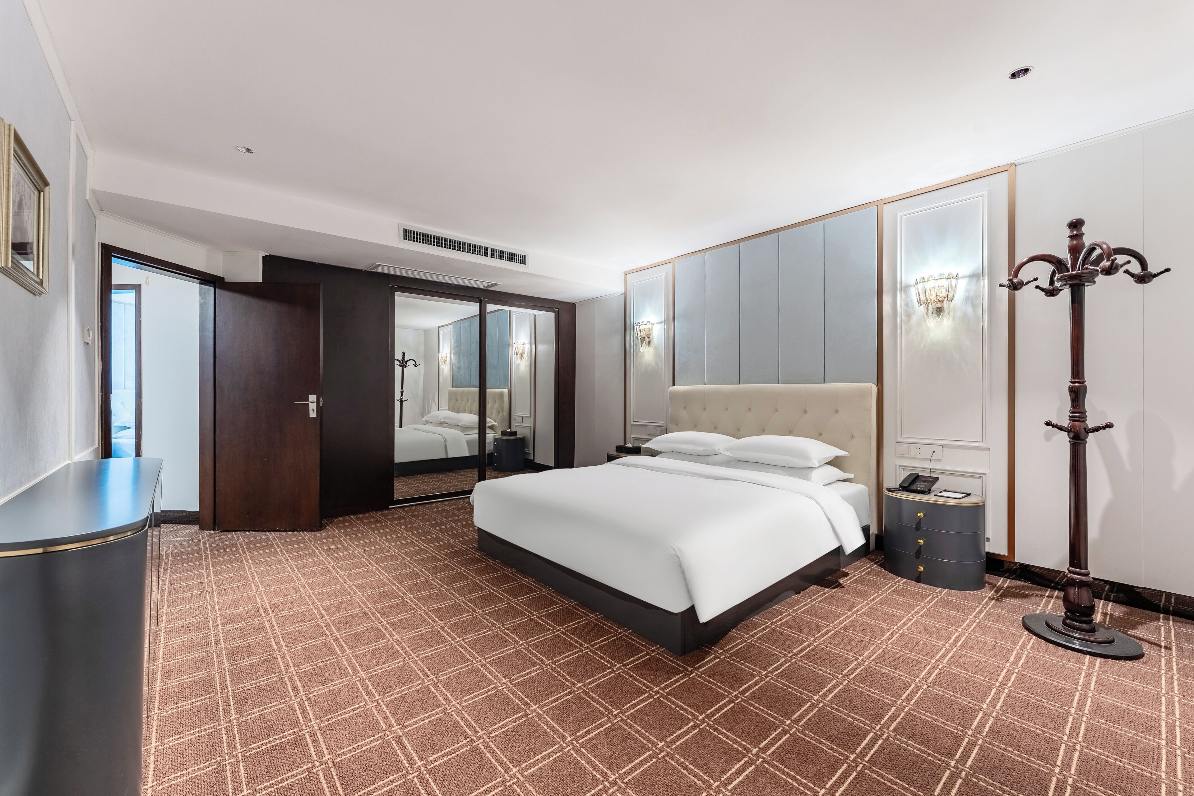 Svit Business - utsikt mot staden | Skrivbord, arbetsyta för laptop, mörkläggningsgardiner och ljudisolering