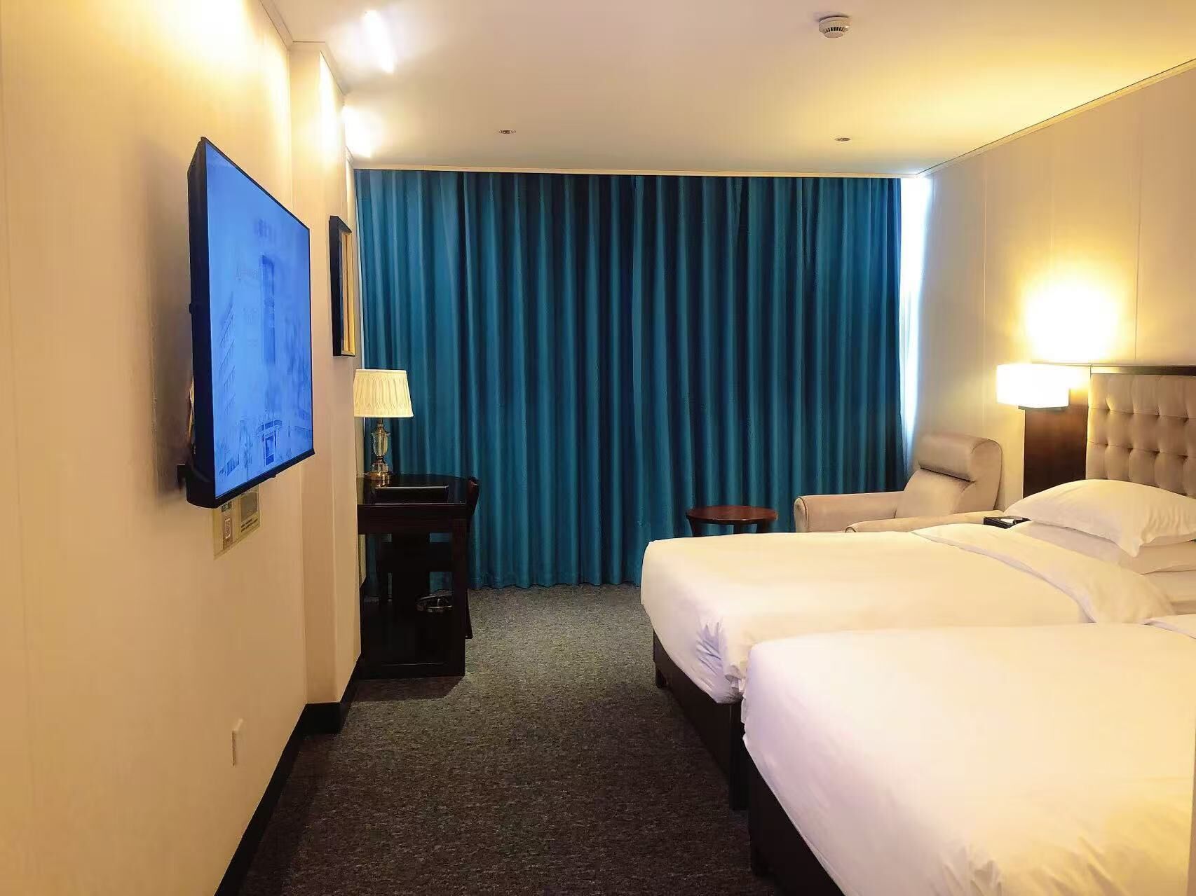 Lyxigt tvåbäddsrum - utsikt mot staden | Skrivbord, arbetsyta för laptop, mörkläggningsgardiner och ljudisolering