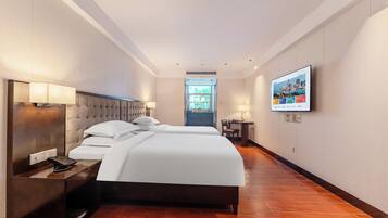 Standard Twin Room | Desk, laptop workspace, blackout drapes, soundproofing