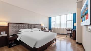 Chambre Double Supérieure, vue ville | Bureau, espace de travail pour ordinateur portable, rideaux occultants