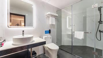 Suite Business, vista città | Bagno | Doccia, set di cortesia gratuito, asciugacapelli, pantofole