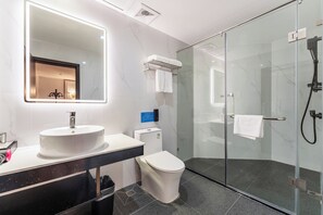 Suite empresarial, vista a la ciudad | Baño | Regadera, amenidades de baño gratuitas, secadora de cabello, pantuflas 