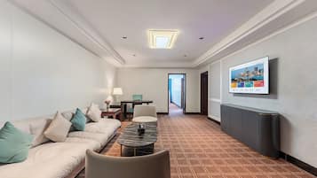 Suite Affaires, vue ville | Coin séjour