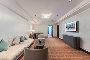 Business Suite, City View | Living area