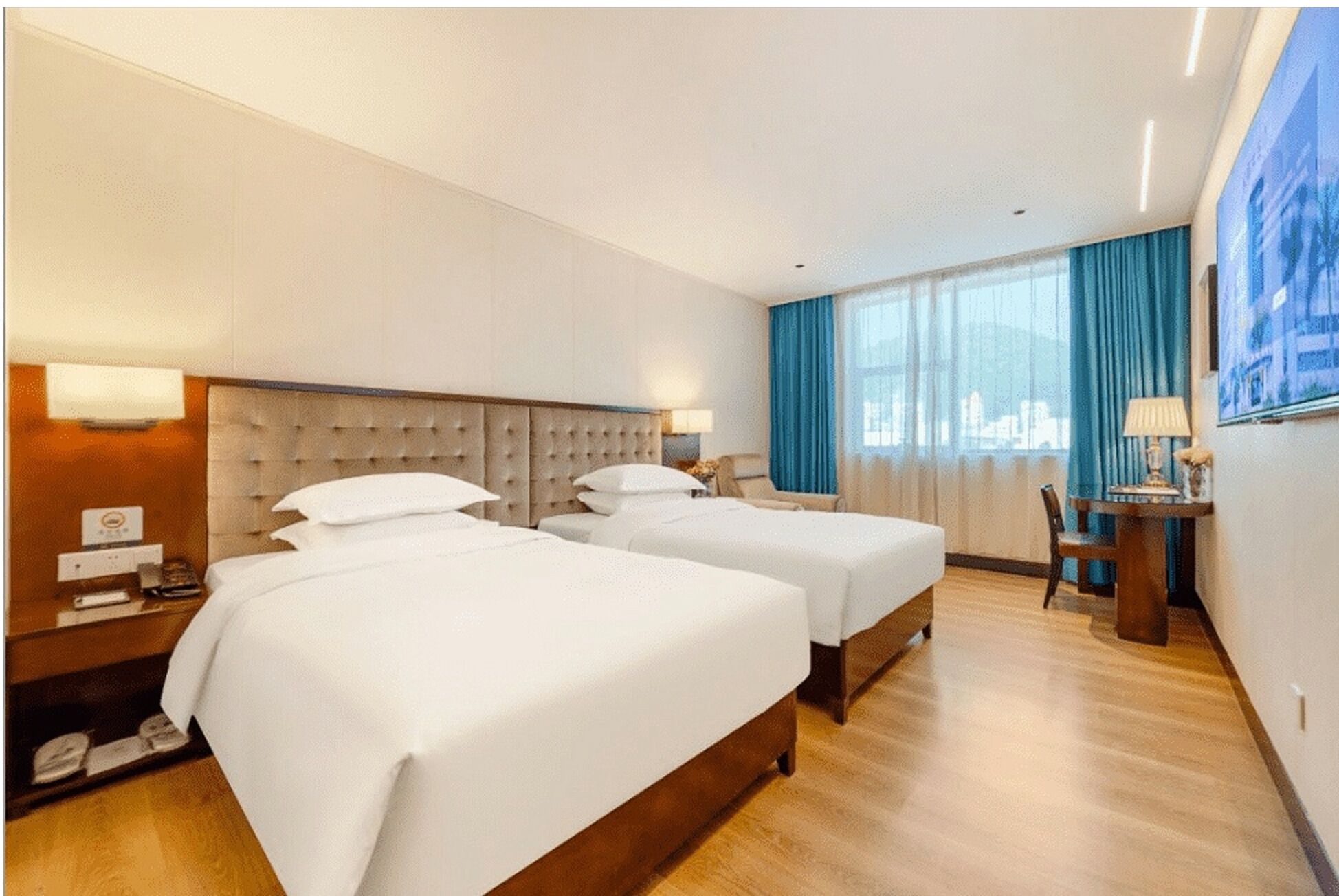 Superior tvåbäddsrum - utsikt mot staden | Skrivbord, arbetsyta för laptop, mörkläggningsgardiner och ljudisolering