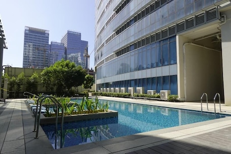 Piscina. Cozy 1BR Apartment in City of BGC, Taguig