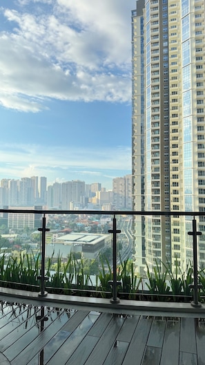 Exterior - Modern Central 1BR Apt - Prime City of BGC, Manila (Taguig)