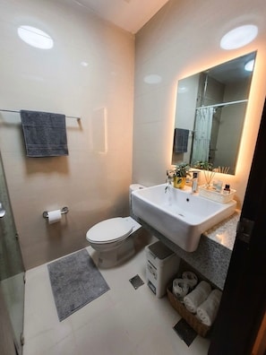 Bathroom - Modern Central 1BR Apt - Prime City of BGC, Manila (Taguig)