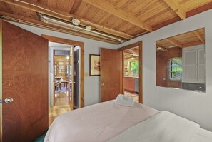 3 bedrooms, desk, travel cot, WiFi