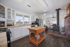 Fridge, microwave, oven, stovetop - 7901 - Carolina Morning in Hatteras, Pet-Friendly 2BR Hatteras Cottage Near Seashore (Hatteras)