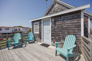 Terrace/patio - 7901 - Carolina Morning in Hatteras, Pet-Friendly 2BR Hatteras Cottage Near Seashore (Hatteras)